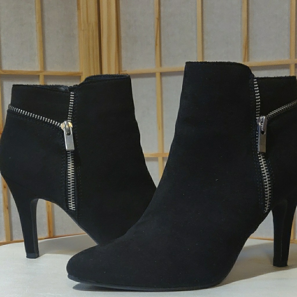 Rogue Helium black booties -Size 8.5